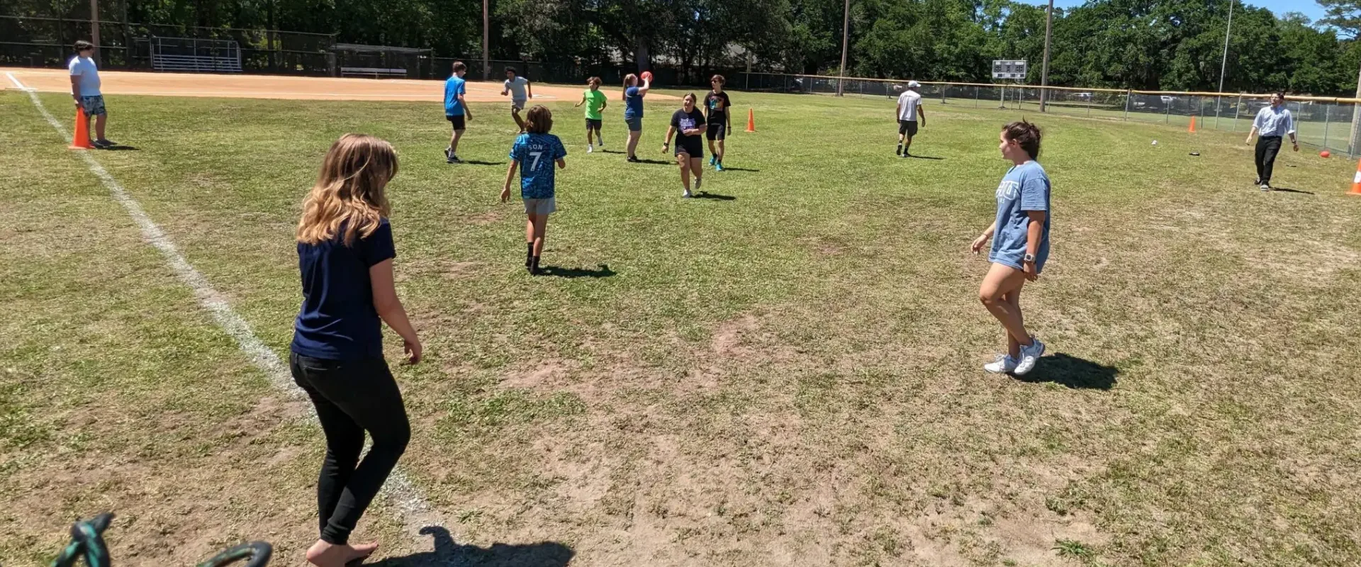 A group of kids playing frisbee in the grass.